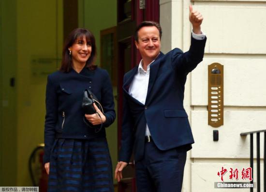 資料圖：英國首相卡梅倫攜妻子亮相唐寧街10號首相官邸。