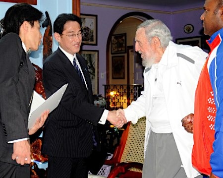 日本政府公開外相與老卡斯特羅會談?wù)掌▓D）