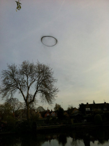16歲少女拍到天空中的神秘UFO“煙圈”。