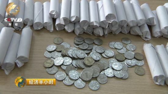 大量的小面額一元假幣