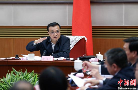 4月14日，中共中央政治局常委、國務院總理李克強主持召開座談會，就當前經濟形勢和經濟工作。</center>中新社發 劉震 攝