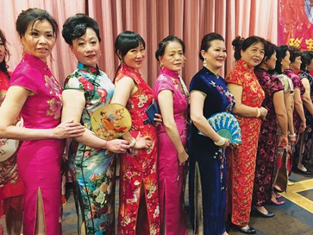 紐約百余華裔女性旗袍走秀挑戰吉尼斯（圖）