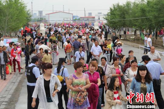 新疆瑪納斯辦民俗文化旅游節游客絡繹不絕（圖）