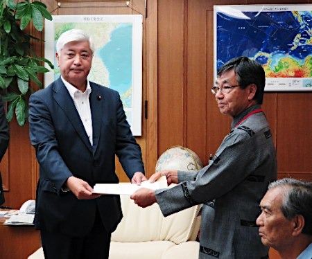 沖繩民眾向日防相情愿擬撤回美軍基地搬遷計劃