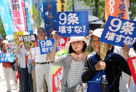 日本民眾集會反對新安保法案高呼保護和平憲法