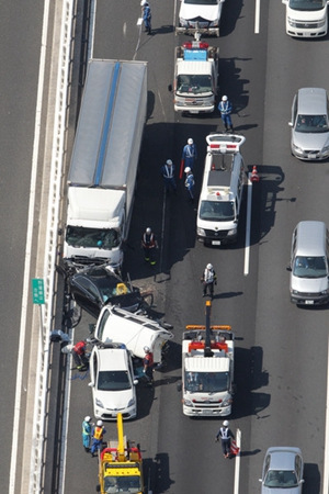 日本首都高速公路發(fā)生嚴(yán)重交通事故10人受傷
