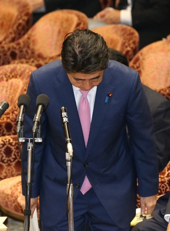 國會答辯奚落在野黨議員遭批安倍再次低頭道歉