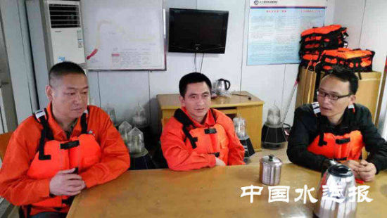 被航標艇救起的余正偉(中)，換上了航道工作服。