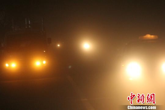 新疆和田遭遇今年最大沙塵天氣白晝如黑夜（組圖）