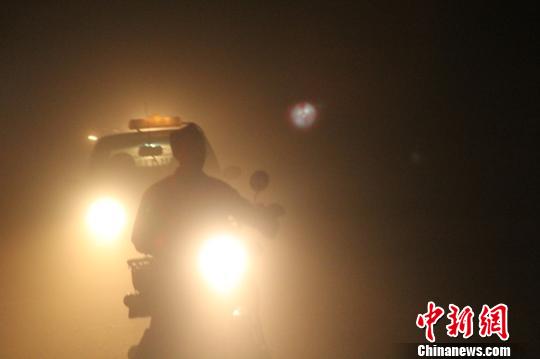 9日下午，新疆和田地區多縣遭遇沙塵天氣，能見度不足5米，沙塵夾雜狂風，白天如黑夜。　陶拴科　攝