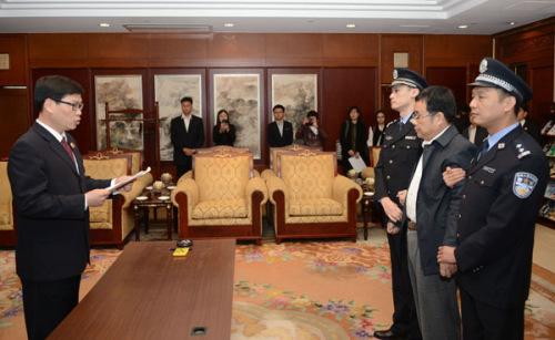 5月9日，潛逃新加坡4年之久的江西省鄱陽縣財政局經濟建設股原股長李華波被遣返回國。(中央紀委監察部網站 祖曉冬 攝)