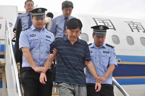 6月8日，孫新被押解回國。(新華社記者 李文 攝)