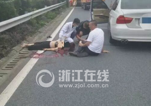 車子高速爆胎老公換輪胎 妻子拍照被撞身亡