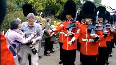英國皇家衛(wèi)隊(duì)士兵正步行進(jìn)撞飛擋路游客（圖）