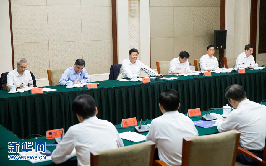 6月18日，中共中央總書記、國家主席、中央軍委主席習(xí)近平在貴州召開部分省區(qū)市黨委主要負責(zé)同志座談會，聽取對“十三五”時期扶貧開發(fā)工作和經(jīng)濟社會發(fā)展的意見和建議。新華社記者 黃敬文 攝