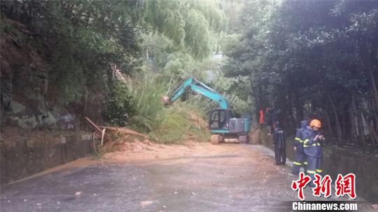 臺風(fēng)前線直擊：山體塌方堵塞隧道官兵馳援緊急搶通