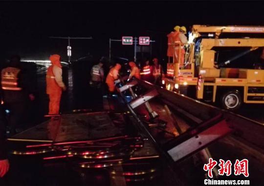 臺風“燦鴻”來襲臺州高速收費站內護欄被吹倒