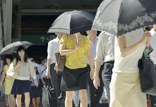 酷暑暴雨接連席卷日本列島民眾忙避暑擋雨（圖）