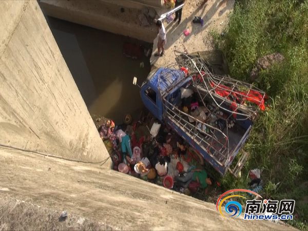 海南白沙一三輪車墜河致4死13傷車輛系違法載人