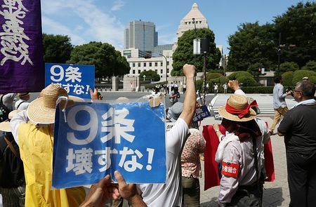 日本民眾冒酷暑在國會前抗議反對通過安保法案