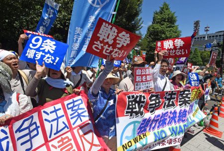 在國會外抗議的日本民眾。