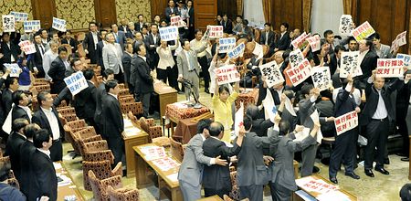 在國會內抗議的日本在野黨議員。
