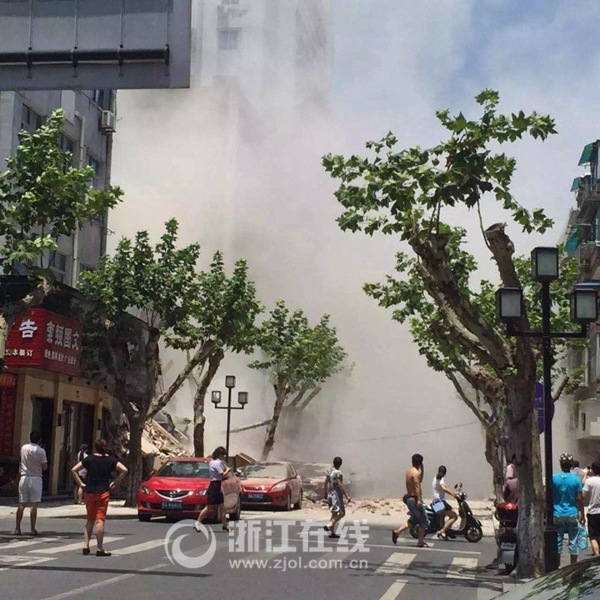 富陽樓房坍塌前已現墻體開裂房主正打算做危房檢測