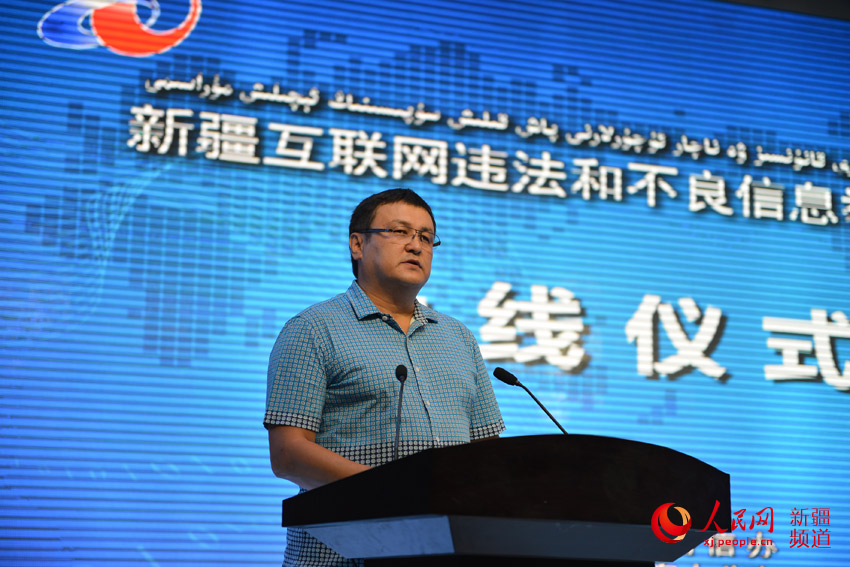 網絡文明監督員代表、“蘋果之父”餐廳負責人海拉特宣讀《文明上網倡議書》。