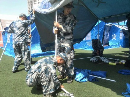 天津濱海爆炸事故：空軍混成某師200余官兵救援