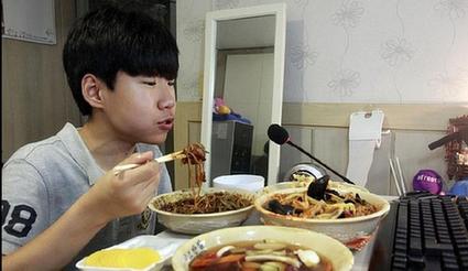 韓國14歲少年網絡直播吃飯 每天掙上萬元