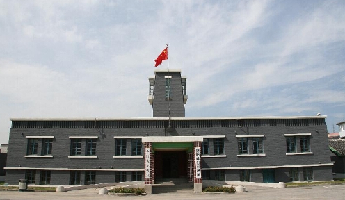 近日，人民網(wǎng)“重走抗戰(zhàn)路”采訪團(tuán)走進(jìn)撫順戰(zhàn)犯管理所舊址參觀采訪。（陸加杰 攝）