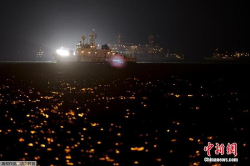 韓“世越號”貨艙現油層潛水員進行考察除油工作