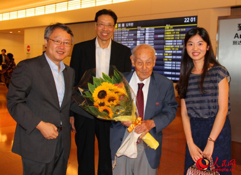 中國駐日本大使館一秘孫永剛（左一）在機場與訪華歸來的小林寬澄（左三）、小林陽吉（左二）合影。人民網記者 劉軍國 攝