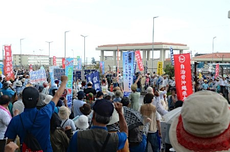數(shù)千日本民眾在沖繩集會抗議美軍基地搬遷（圖）