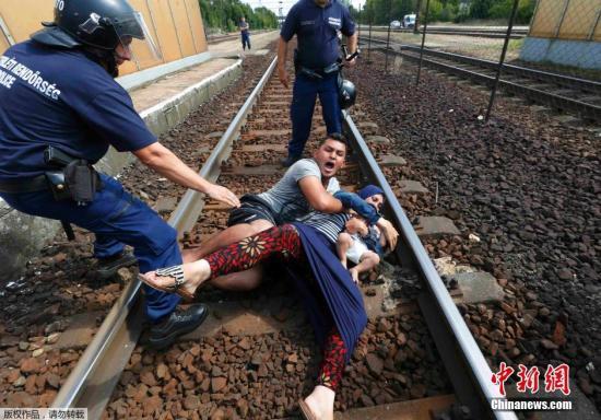 當地時間9月3日，匈牙利布達佩斯的火車站上，警察與一名男子上演爭奪大戰。男子為了保護自己的妻兒不被送往難民營，與警方發生爭執。