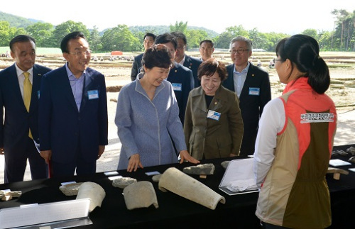 樸槿惠赴月城新羅王宮挖掘現場吁推動文化繁榮