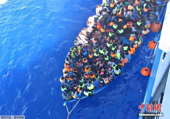 被解救的難民登上小筏。