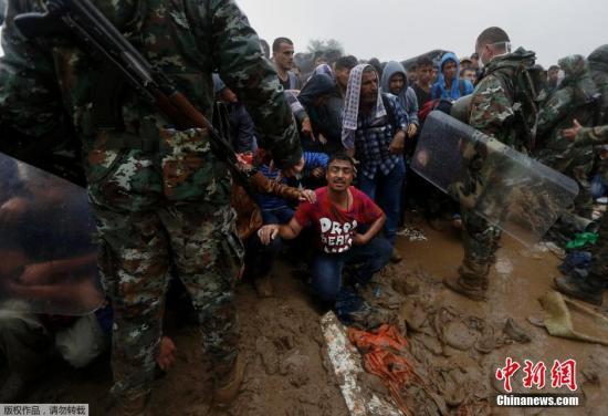 當地時間2015年9月10日，希臘Idomeni，移民持續涌入希臘與馬其頓邊境，由于降雨路途更加艱辛。