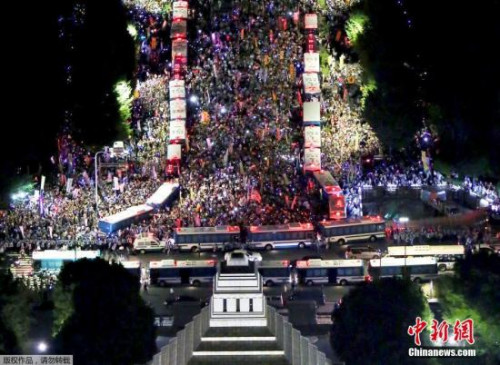 大批日本民眾包圍國(guó)會(huì)，抗議安保法。