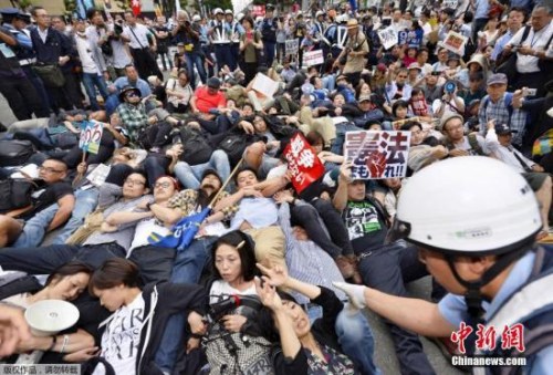 日本民眾在國會外抗議安保法。