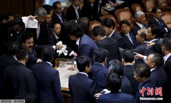 當(dāng)?shù)貢r(shí)間2015年9月17日，日本東京，日本執(zhí)政黨與在野黨圍繞參院和平安全法制特別委員會(huì)上表決安保相關(guān)法案一事繼續(xù)展開(kāi)激烈交鋒。參議院特別委員會(huì)代表團(tuán)主席佐藤正久遭反對(duì)派議員圍堵。安倍晉三坐在不遠(yuǎn)處觀望委員代表們扭打成一團(tuán)。