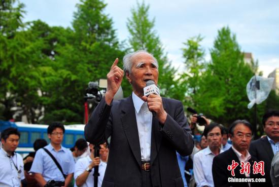 90高齡的日本前首相村山富市，7月23日傍晚出現(xiàn)在日本國(guó)會(huì)前的街頭舉行的民眾抗議集會(huì)上，并發(fā)表演說(shuō)，反對(duì)安倍政權(quán)強(qiáng)推以解禁集體自衛(wèi)權(quán)為核心的一系列安保法案。王健 攝