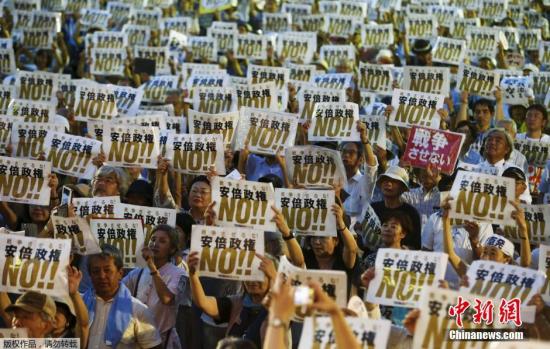 當地時間2015年7月24日，日本東京，民眾集會舉行反政府示威活動，抗議安倍政權和新安保法案，并與警方發生沖突。