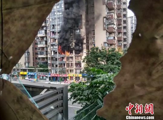 成都一小區發生爆炸玻璃碎片鋪滿街