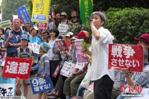 日本民眾抗議安保法。