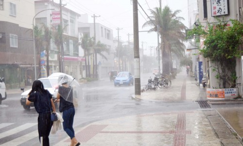 下著暴雨的沖繩街頭。