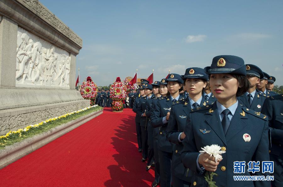 9月30日,烈士紀(jì)念日向人民英雄敬獻(xiàn)花籃儀式在北京天安門廣場隆重舉行。 新華社記者 謝環(huán)馳 攝