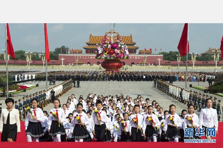 9月30日,烈士紀(jì)念日向人民英雄敬獻(xiàn)花籃儀式在北京天安門廣場隆重舉行。 新華社記者 謝環(huán)馳 攝