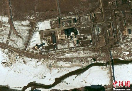 資料圖：2003年2月5日，朝鮮寧邊核設施衛(wèi)星圖片。 