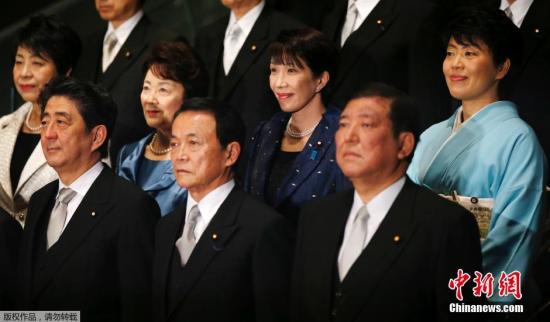 當(dāng)?shù)貢r(shí)間2014年12月24日，日本東京，日本首相安倍晉三及其新一屆內(nèi)閣成員在首相官邸拍攝合影。